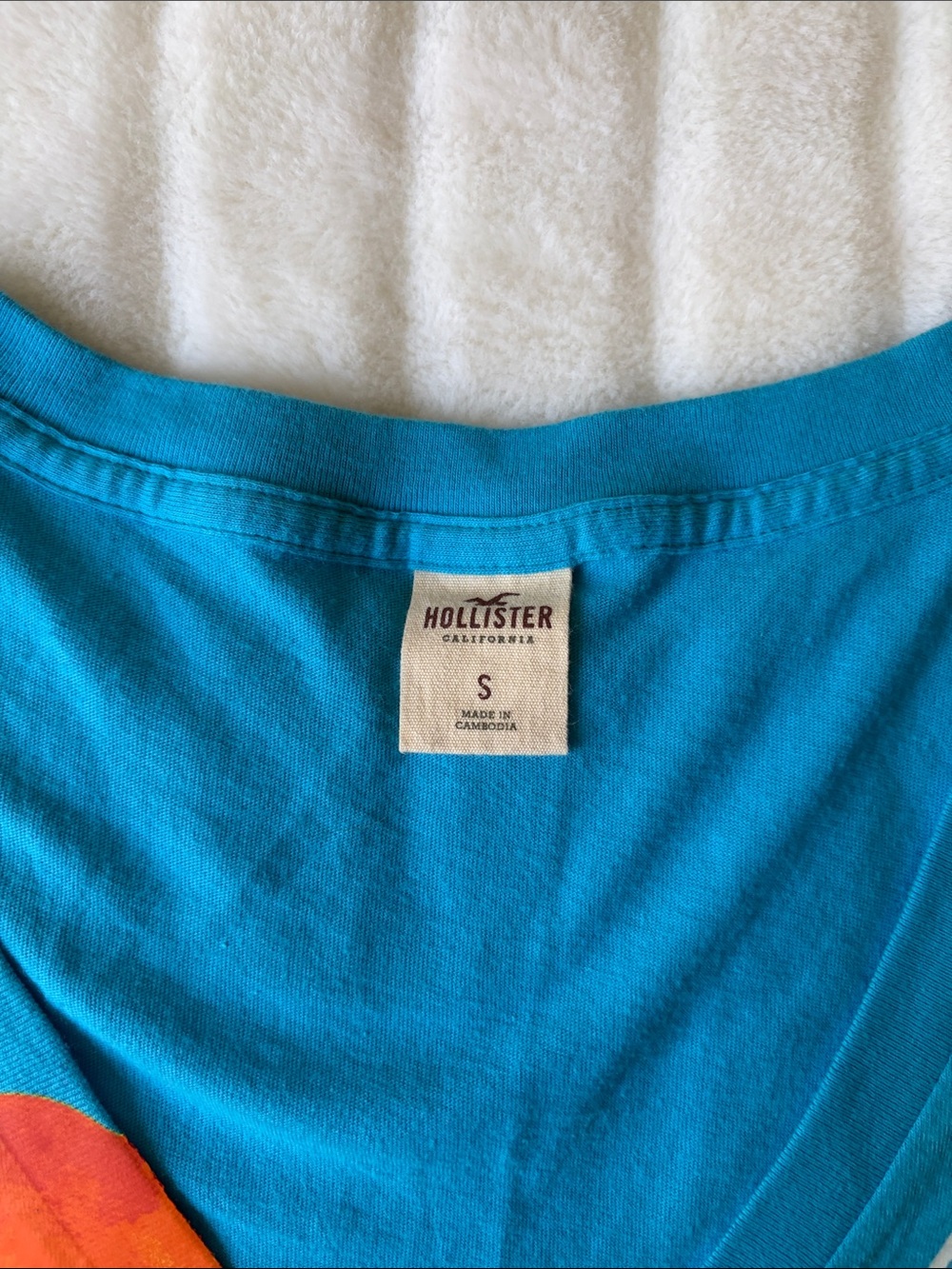 Hollister Bright Turquoise V-Neck Tee with Orange Floral Sz S - Picture 2 of 8